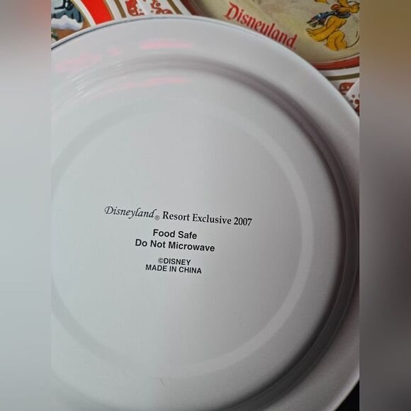 Set of 4 Disneyland Resort Exclusive 2007 Collectible Christmas Plates with Tin - Picture 5 of 5